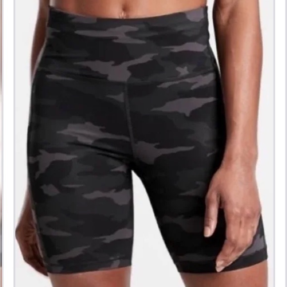 Athleta Pants - Athleta Ultimate Stash Pocket Camo Print 7" Short Women's Size S